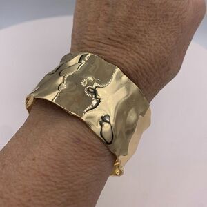 bracelet/cuff, new, no tags, gold coloured stainless steel, hammered texture